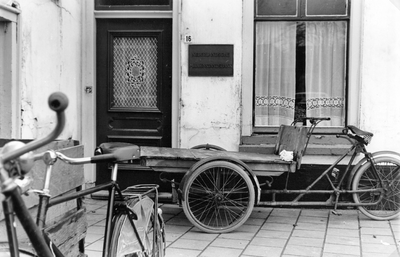 839846 Afbeelding van een bakfiets voor het kantoor van de Nederlandsche Middenstandsbank (Plein 16) te Houten.